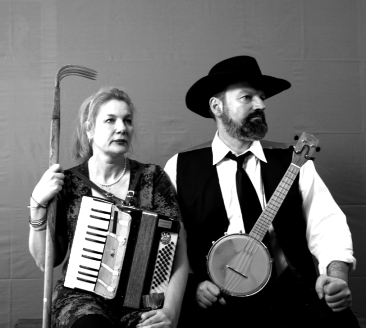 171230_overall-brigade_sitzend_jess-mit-harke_72dpi_800pxl