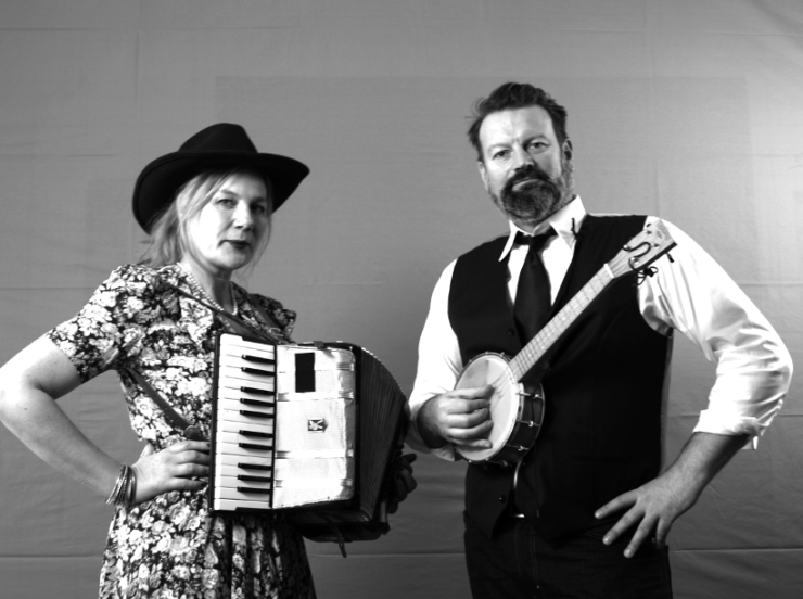 171230_overall-brigade_stehend_in-kamera_arm-in-huefte_72dpi_820pxl