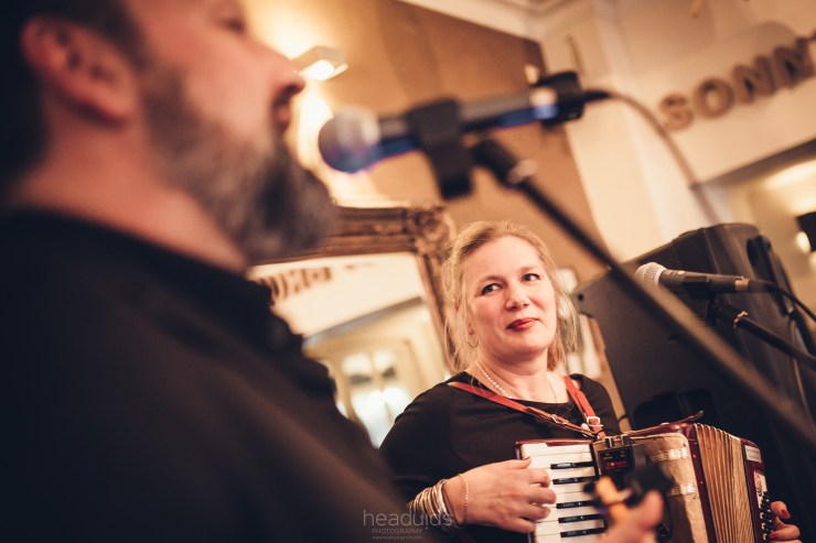 20180430_cafevuz_Jess-blickt-auf-singenden-Elmar(c)Tobias_Weber003